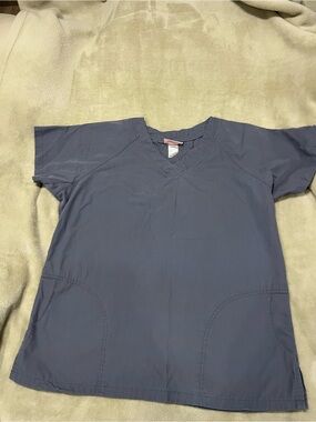 Women’s V-Neck Scrub Top in Dusty Blue